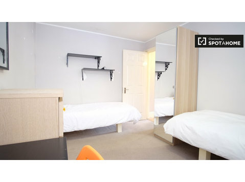 Room to rent in 3-bedroom flatshare in Lambeth -  வாடகைக்கு 