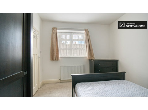 Zimmer zu vermieten in 3-bedroom wohnungen in Tower… - Zu Vermieten