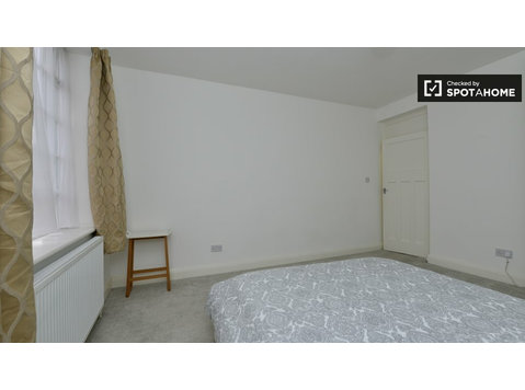Room to rent in 3-bedroom flatshare in Tower Hamlets, London - Izīrē
