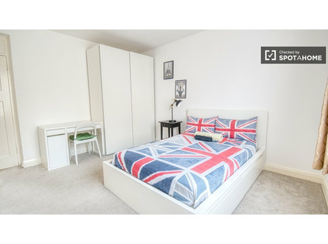 Room to rent in 3-bedroom flatshare in Tower Hamlets, London - For Rent