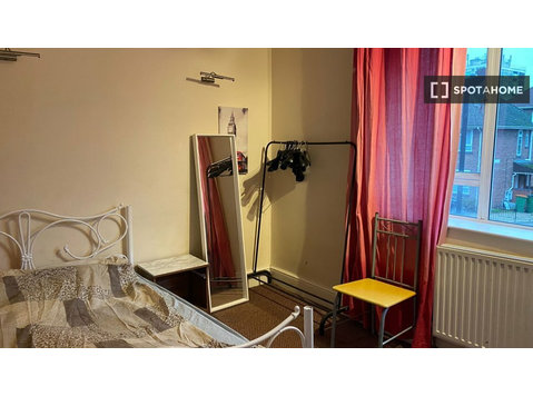 Zimmer zu vermieten in 4-Zimmer-Wohnung in Royal Docks,… - Zu Vermieten