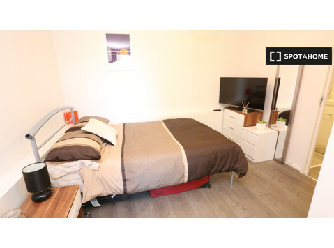Rooms for rent in 4-Bedroom Apartment in Tower Hamlets - For Rent