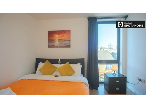 Rooms for rent in 4-bedroom apartment in Poplar, London - 出租