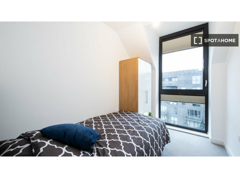 Zimmer zu vermieten in einer 4-Zimmer-Wohnung in Stratford,… - Zu Vermieten