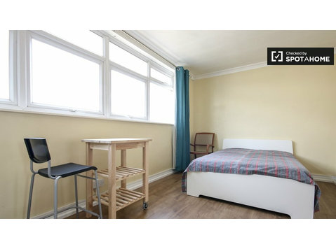 Rooms for rent in 4-bedroom duplex in Old Street, London - For Rent