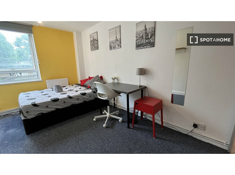 Rooms for rent in 4-bedroom flatshare in Westferry, London - Disewakan