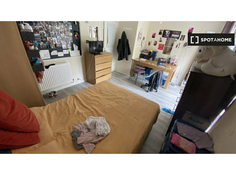 Rooms for rent in 4-bedroom flatshare in Westferry, London - For Rent