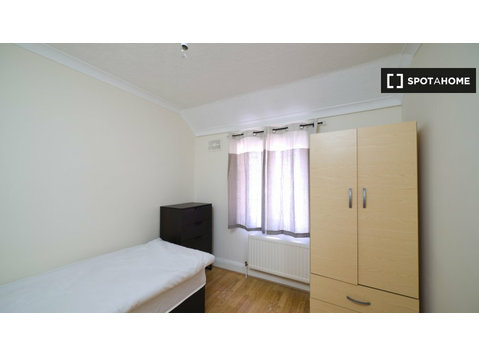 Rooms for rent in 4-bedroom house in Stratford, London - For Rent