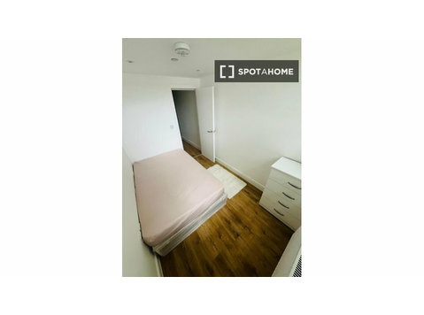 Londra'da 6 yatak odalı bir evde kiralık odalar - Kiralık