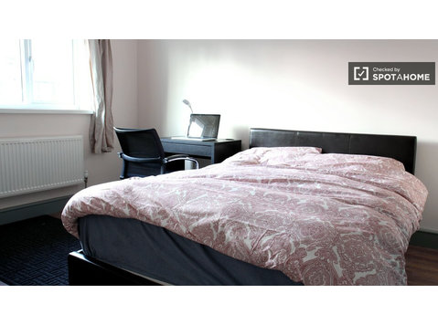 Rooms for rent to professionals, houseshare, Poplar, London - De inchiriat
