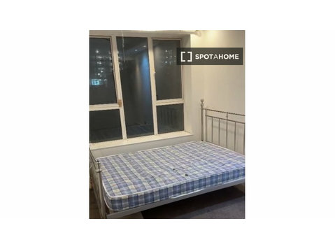 Rooms to rent in 4-bedroom flat in Royal Docks, London - Kiadó