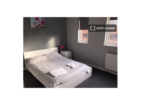 Spacious room in flat in Kings Road, London - For Rent