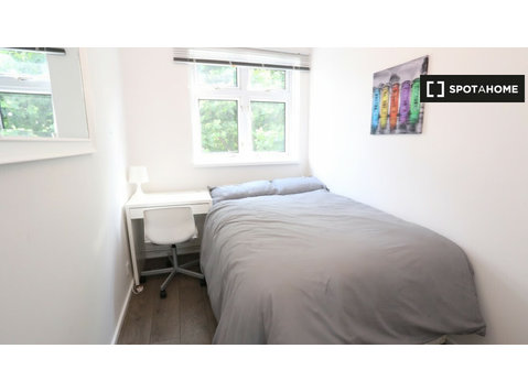 Spacious room in shared flat in Tower Hamlets, London - De inchiriat