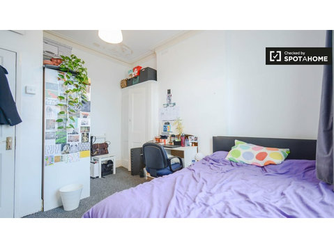 Spacious room to rent in Finsbury Park, London - For Rent