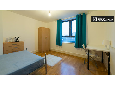 Ponadczasowy pokój we wspólnym mieszkaniu w Limehouse w… - Do wynajęcia