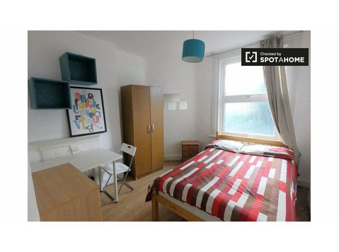 Traditionelles Zimmer in 6-Zimmer-Wohnung in Haringey,… - Zu Vermieten