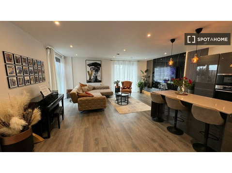 2-bedroom apartment for rent in Millbrook Park, London - Apartamentos