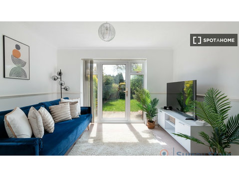 2-bedroom apartment for rent in Redhill, London - Apartments