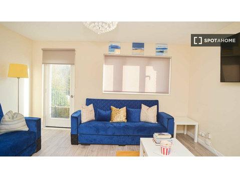 2-bedroom house for rent in Thamesmead, London - 아파트