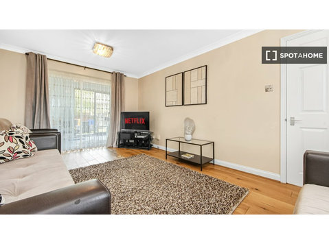3-bedroom apartment for rent in Brownswood, London - Apartments