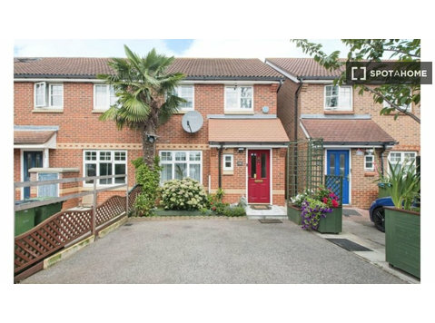 3-bedroom apartment for rent in Thamesmead Moorings, London - Apartments