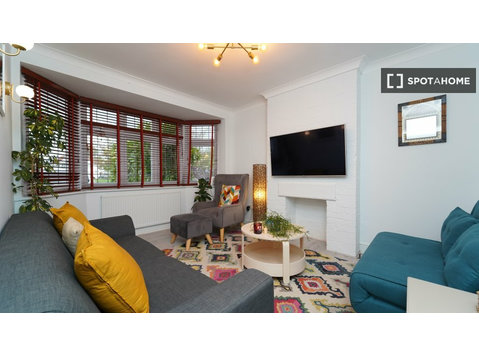 3-bedroom apartment for rent in Walton-on-Thames - Apartments