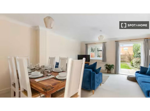 3-bedroom flat for rent in Redhill, London - Korterid