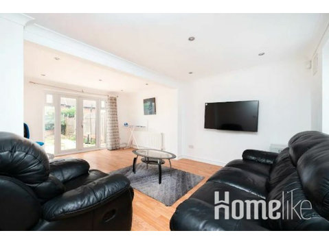 3BR Home A Cosy Ealing Haven in London - Apartments