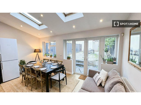 4-bedroom apartment for rent in Brondesbury, London - Apartments