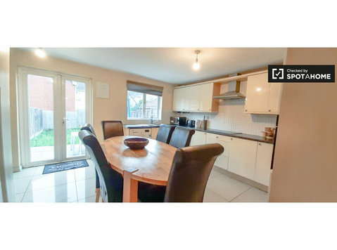 4-bedroom apartment for rent in Thamesmead, London - Asunnot