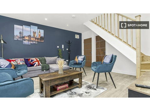 4-bedroom flat for rent in Saint Ann's, London - Apartments