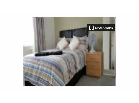 4-bedroom flat for rent in Staines-upon-Thames - Apartments