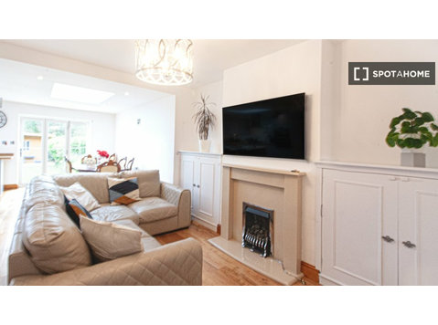 4-bedroom house for rent in London - Apartments
