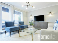 Art Designed 2 bed flat with Balcony in Chelsea - דירות
