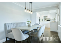 Art Designed 2 bed flat with Balcony in Chelsea - דירות