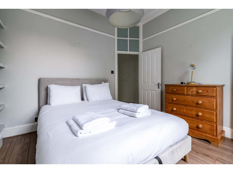 Beautiful One Bed Abode in the South West - Apartments