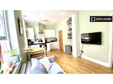 Brilhante apartamento de 2 quartos para alugar em Camden,… - Apartamentos