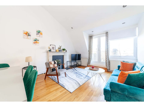 Bright and Spacious Earls Court Gem - Apartments