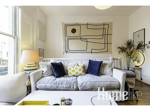 Maison colorée et confortable dans la ville de Beauvoir - Appartements
