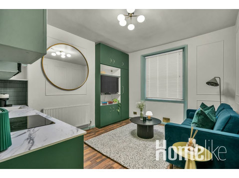 Contemporary One Bedroom on Lower Floor in Kensington - Dzīvokļi