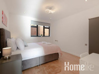 Entire 2 Bed Room Flat with Terrace - Walk to Station - דירות