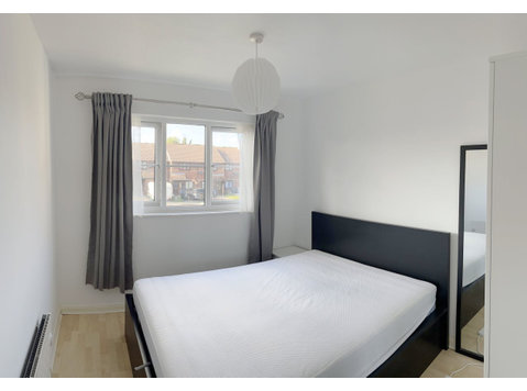 Lowry Crescent, Mitcham - Apartments
