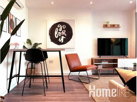 Luxe London Pad: with Free Parking! - Apartamentos