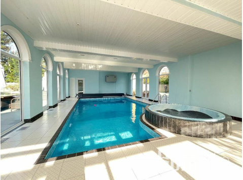 Luxuriöse Villa mit 6 Schlafzimmern und Pool - Wohnungen