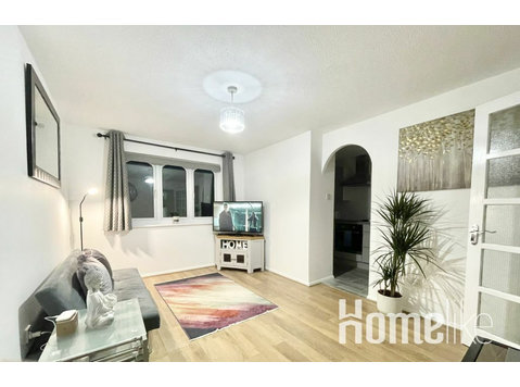 Luxury one-bedroom modern upper floor apartment - 	
Lägenheter