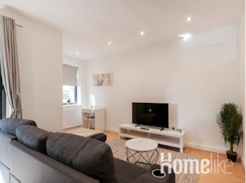 Morden 2 Bed Room Flat, Covered Balcony - Walk to Station - Apartamente