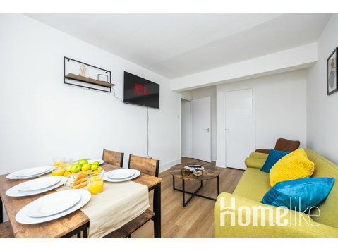 Near Excel, O2 Stunning Spacious 3 Bedroom Apartment - דירות
