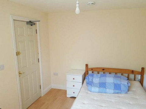 One Bedroom Flat Available for rent in 2 Bedroom Flatshare - Apartmani