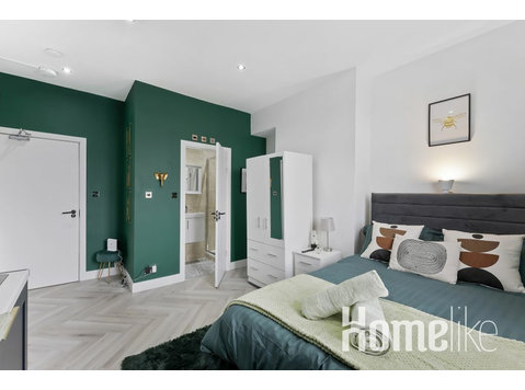 Privé moderne smaragdgroene badkamer in Ealing - Appartementen