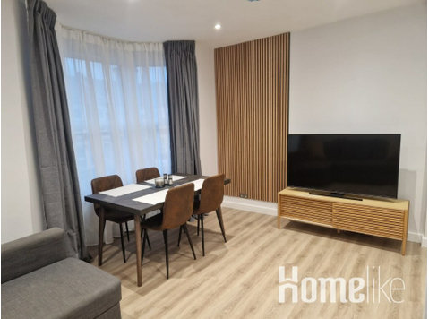 Renovated Stylish apartment within a few minutes walk from… - Apartments